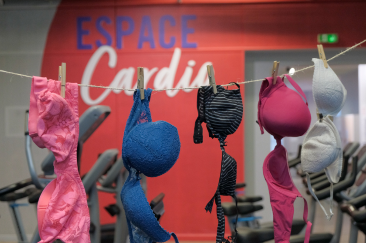 Enlever son soutien-gorge pour Octobre Rose